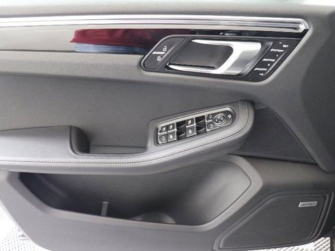 Used 2025 Porsche Macan image 28