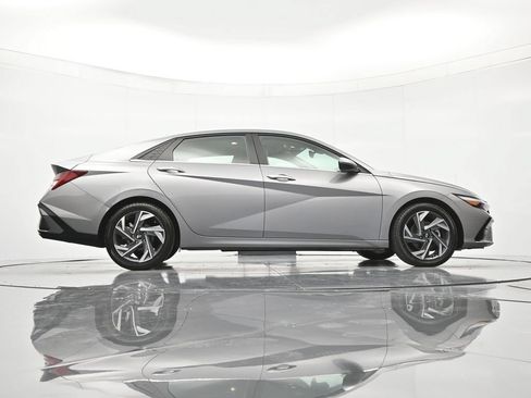 Used 2025 Hyundai Elantra Limited FWD image 42