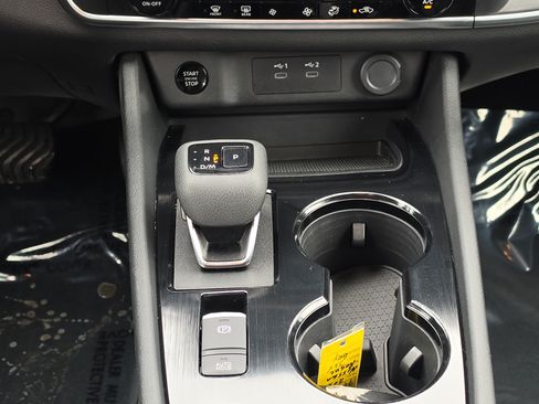 Used 2025 Nissan Rogue SV FWD image 14