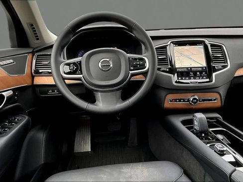 Used 2025 Volvo XC90 T8 Plus w/ Protection Package Premier AWD/4WD image 5