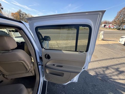 Used 2010 Chevrolet HHR LT image 22