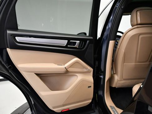 Used 2022 Porsche Cayenne Platinum Edition image 40