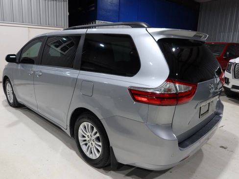 Used 2017 Toyota Sienna XLE w/ XLE Navigation Package FWD image 3