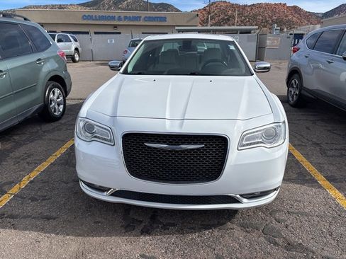 Used 2017 Chrysler 300 C image 2
