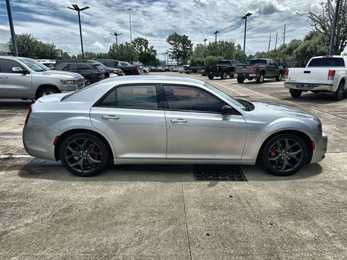 Used 2020 Chrysler 300 Touring w/ Sport Appearance Package RWD image 10