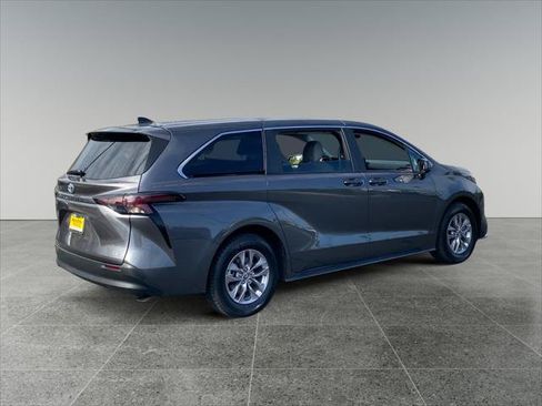 Certified 2025 Toyota Sienna LE FWD image 5