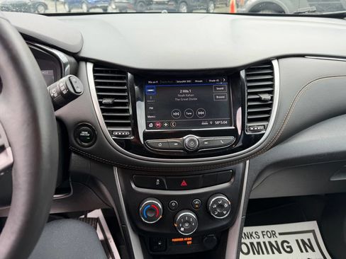 Used 2022 Chevrolet Trax LT w/ LT Convenience Package AWD/4WD image 16