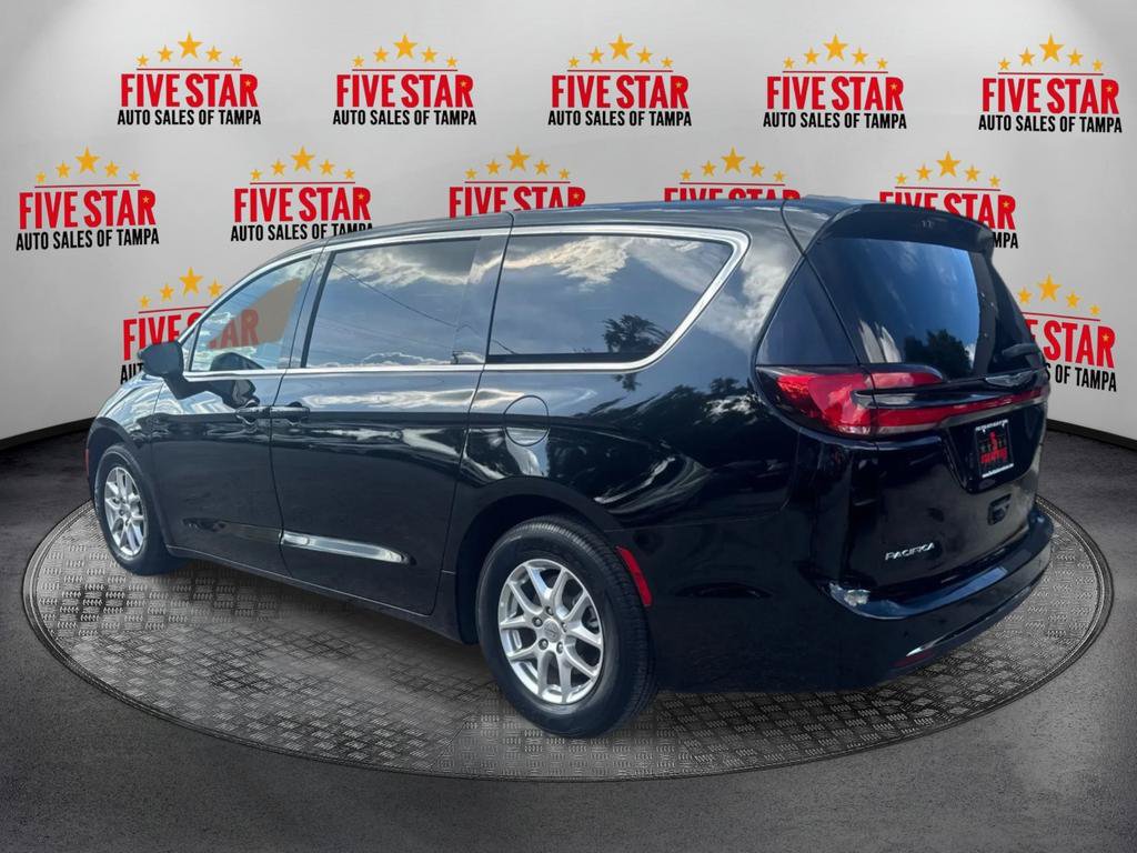 Used 2025 Chrysler Pacifica Select FWD image 5