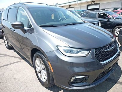 Used 2022 Chrysler Pacifica Touring-L w/ Uconnect Theater Family Group