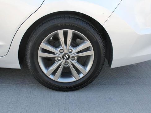 Used 2017 Hyundai Elantra SE image 34