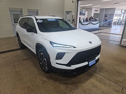 Certified 2025 Buick Enclave Sport Touring image 9