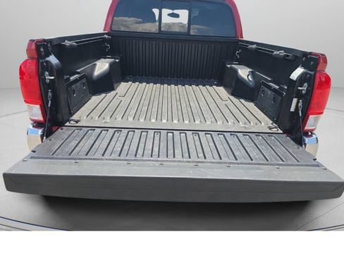 Used 2017 Toyota Tacoma SR5 w/ Tow Package RWD image 10