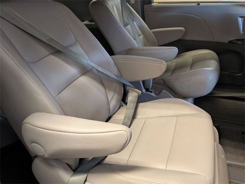 Used 2017 Toyota Sienna XLE image 31