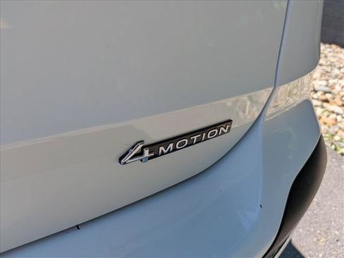 Used 2025 Volkswagen Taos SE AWD/4WD image 16