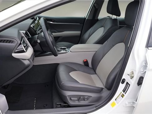 Certified 2020 Toyota Camry XLE image 9