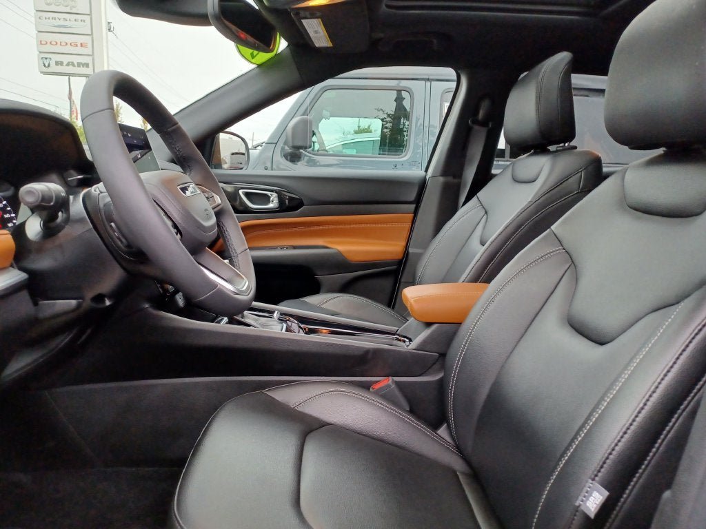 Used 2025 Jeep Compass Limited w/ Sun & Sound Group AWD/4WD image 5