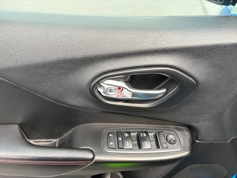Used 2019 Jeep Cherokee Trailhawk w/ Cold Weather Group AWD/4WD image 18