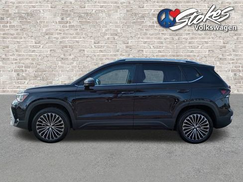 Certified 2025 Volkswagen Taos SE FWD image 7