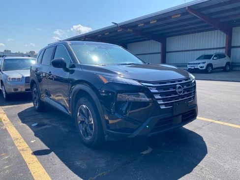 Used 2026 Nissan Rogue SV FWD image 2