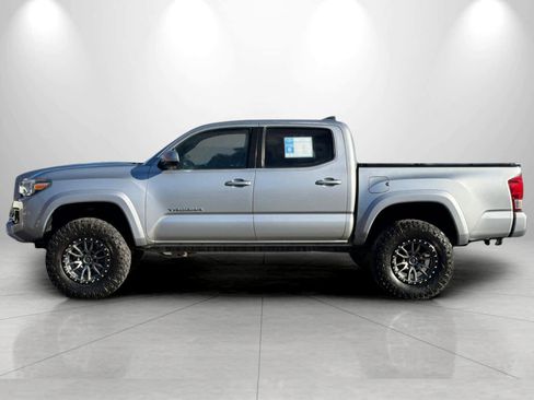 Used 2017 Toyota Tacoma TRD Sport w/ Tow Package (A/T) AWD/4WD image 5