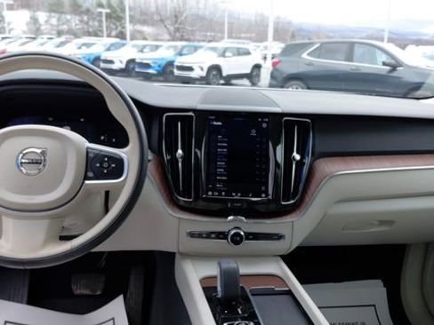Used 2022 Volvo XC60 B5 Momentum w/ Climate Package image 22