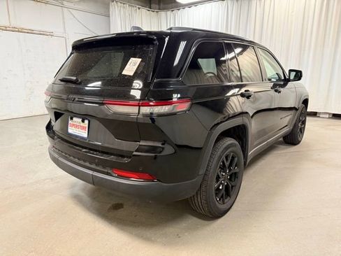 Used 2025 Jeep Grand Cherokee Altitude image 5