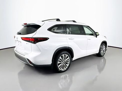 New 2026 Toyota Highlander Platinum image 8