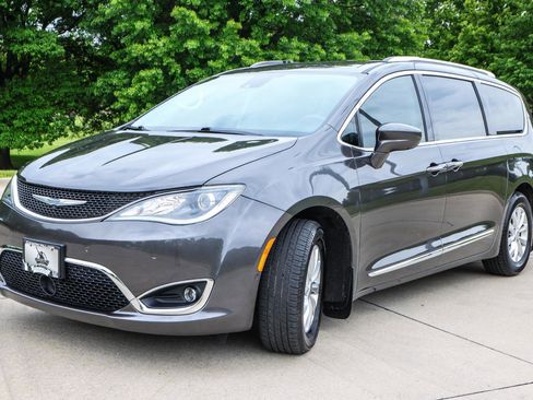 Used 2019 Chrysler Pacifica Touring-L w/ Advanced Safetytec Group FWD image 3