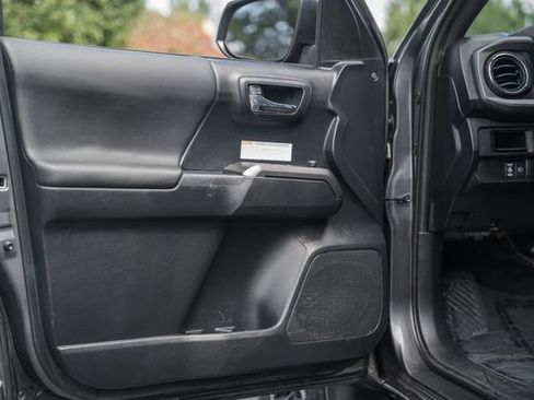 Used 2018 Toyota Tacoma TRD Off-Road w/ Four Season Floor Mat Package AWD/4WD image 38