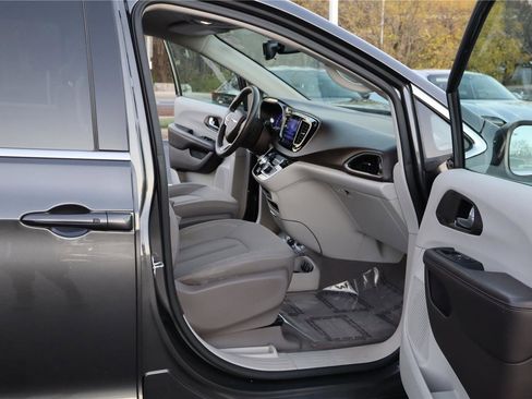 Used 2017 Chrysler Pacifica Touring w/ Tire & Wheel Group image 29