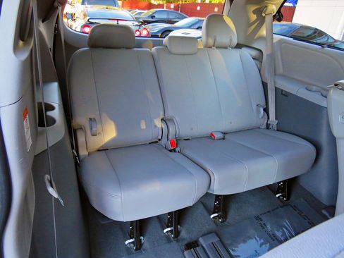 Used 2020 Toyota Sienna XLE image 19