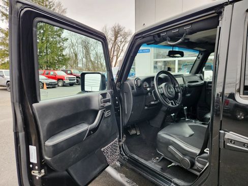 Used 2017 Jeep Wrangler Unlimited Sahara AWD/4WD image 31