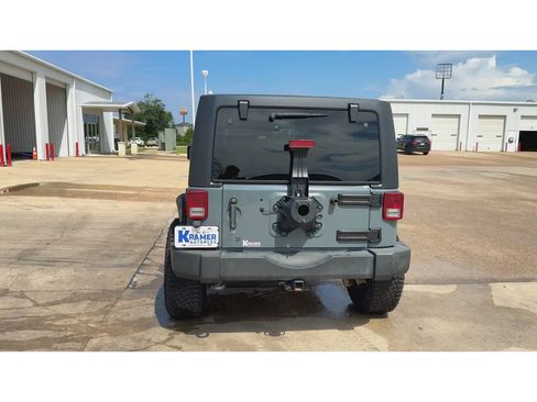 Used 2015 Jeep Wrangler Unlimited Rubicon w/ Connectivity Group AWD/4WD image 7