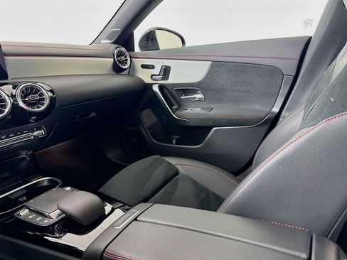 Used 2023 Mercedes-Benz CLA 250 image 24
