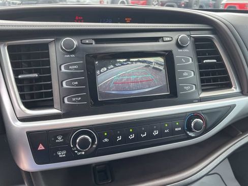 Used 2018 Toyota Highlander LE FWD image 22