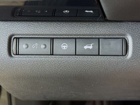 Used 2025 Nissan Pathfinder SV FWD image 9