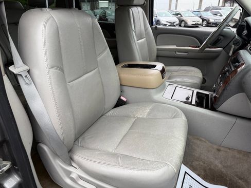 Used 2007 Chevrolet Suburban 2500 LT w/ LT Preferred Equipment Group AWD/4WD image 32