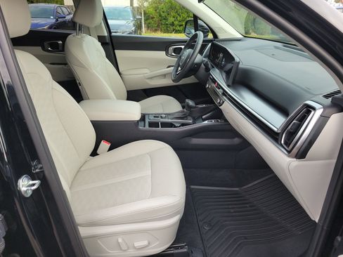 Certified 2025 Kia Sorento EX w/ Panoramic Sunroof Package image 6