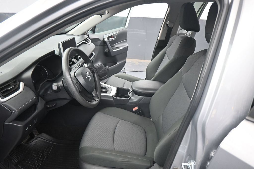 Used 2025 Toyota RAV4 XLE FWD image 9