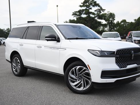 Used 2025 Lincoln Navigator Reserve AWD/4WD image 2