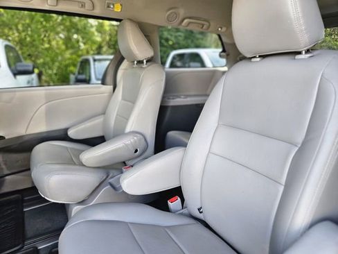 Used 2020 Toyota Sienna L image 27