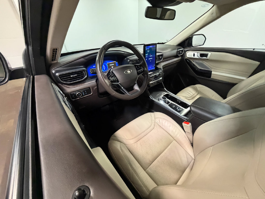 Used 2023 Ford Explorer Platinum w/ Technology Package AWD/4WD image 2