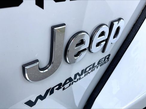 Used 2022 Jeep Wrangler Unlimited Sahara w/ LED Lighting Group AWD/4WD image 28