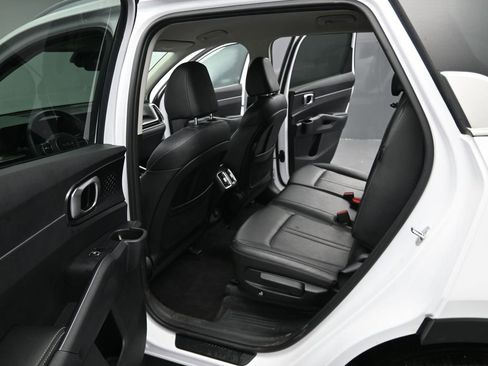 Used 2024 Kia Sorento S image 13