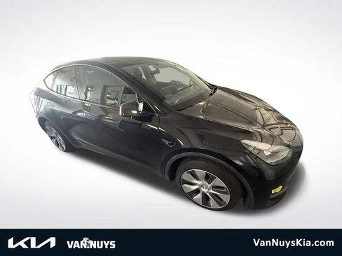 Used 2022 Tesla Model Y Long Range AWD/4WD image 1