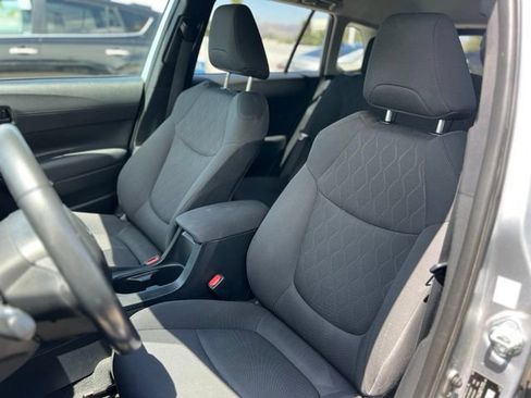 Used 2022 Toyota Corolla Cross LE w/ Moonroof Package FWD image 16