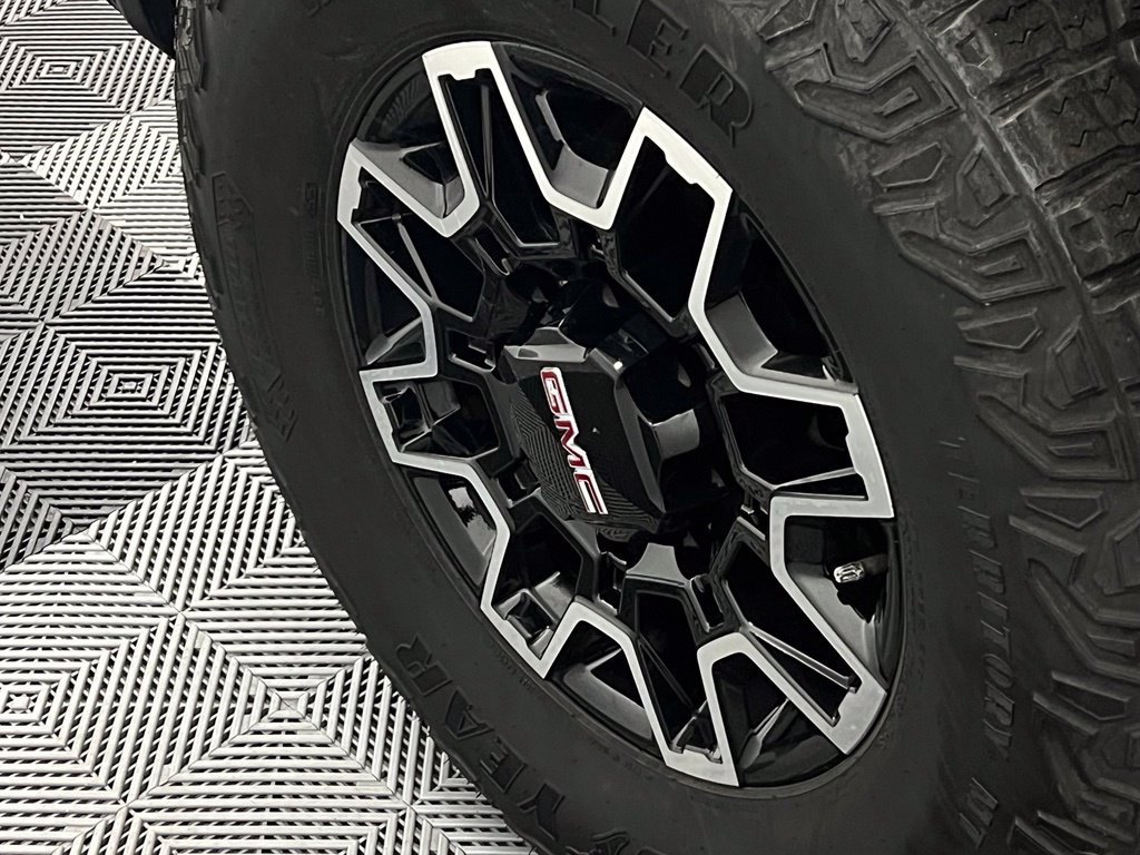 Used 2025 GMC Sierra 2500 AT4X AWD/4WD image 9