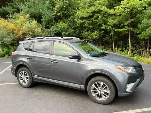 Used 2017 Toyota RAV4 XLE w/ All Weather Liner Package AWD/4WD image 7