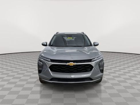 Used 2025 Chevrolet Trax LT w/ LT Convenience Package image 3
