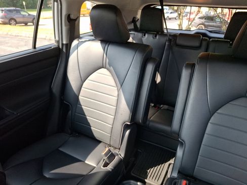 Used 2023 Toyota Highlander XLE image 18